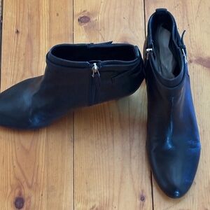 Sam Edelman Black Leather Ankle Boot with Side Zip and Curved Heel